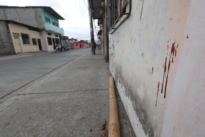 En este sector porteño se registró la agresión. Aún hay huellas de sangre en el piso.