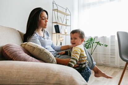 Si él es muy pequeño, no tiene un lenguaje muy desarrollado para poder expresar con palabras lo que siente, por eso llora o hace rabietas.