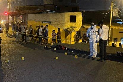 Los agentes de Criminalística recolectaron los indicios del hecho registrado en horas de la noche.