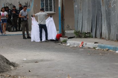 Agentes de  Criminalística y de la Dirección Nacional de Delitos Contra la Vida y Muertes Violentas llegaron  para recabar indicios que permita dar con los responsables de este hecho violento.