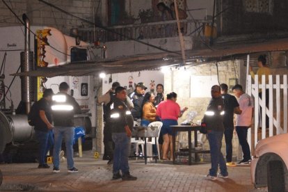 Las víctimas quedaron tendidas junto a la mesa en la que esperaban la comida.