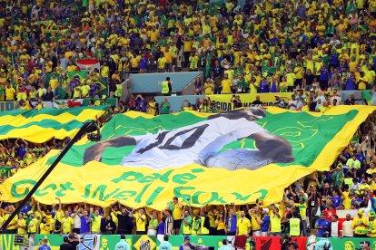 En los estadios de la Copa del Mundo también se han observado banderas en honor al astro brasileño Pelé.