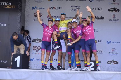 Robinson Chalapud (c) celebró con sus compañeros de equipo tras ganar el título de la Vuelta al Ecuador.