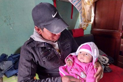 El hombre se encarga de su recién nacida una vez que regresa de su labor cuidando ganado.