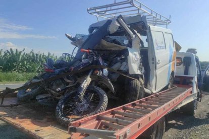La furgoneta en la cual se desplazaban las víctimas y la otra motocicleta fueron remolcadas.