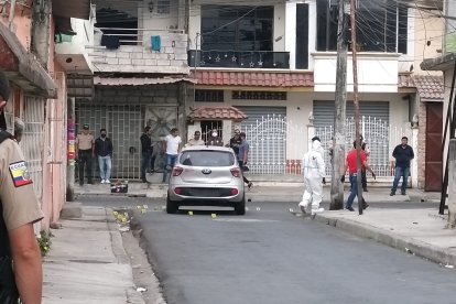 Miembros de la Policía levantan pericias en el lugar del crimen.