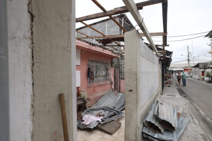 Según moradores, antes de lanzar el explosivo sujetos dieron dos vueltas por el sector