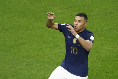 Kylian Mbappe de Francia celebra un gol hoy, en un partido de los octavos de final del Mundial de Fútbol Qatar 2022 entre Francia y Polonia en el estadio Al Zumama en Doha (Catar).