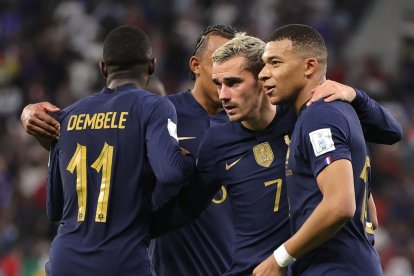 Kylian Mbappé (d), con un doblete, fue la figura de Francia. Quiere guiar a su selección al título.