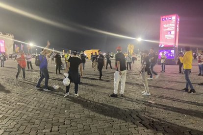 En las afueras de los estadios, los fanáticos se reúnen y juegan partidos.