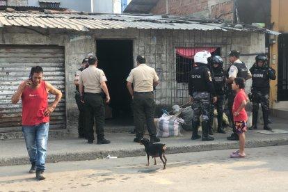 La niña fue auxiliada por familiares que la sacaron del sitio donde dispararon a la madre.