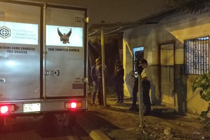 Testigos indicaron a la policía que los atacantes llegaron en una camioneta negra doble cabina.