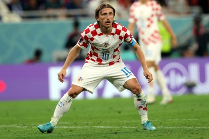 Luka Modric (d) es el líder de los croatas que tendrán una dura prueba ante Japón en los octavos de final de la Copa del Mundo.