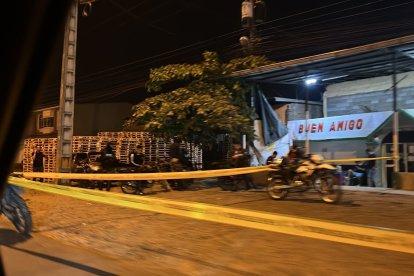 Fuera de un centro de diversión nocturna se produjo uno de los primeros tiroteos de la noche de terror.