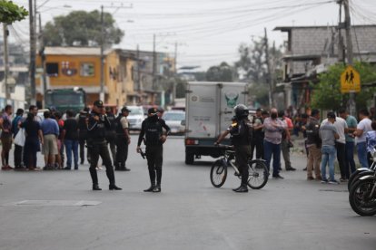 Al sitio llegaron agentes policiales para indagar el caso.