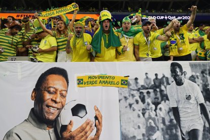 El astro está en tratamiento por un cáncer de colon y fue hospitalizado para evaluar un cambio en el tratamiento de quimioterapia.