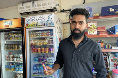 Abbas es un ciudadano de la India que lleva años en Doha, es quien atiende el negocio que no cierra en la noche.