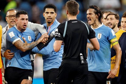 José María Giménez (i) y Edinson Cavani (d) se salieron de control tras la eliminación de Uruguay.
