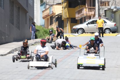 En la carrera de coches de madera improvisada hasta ‘se fueron de oreja’.