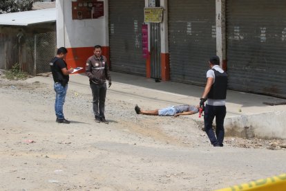 El cadáver quedó tendido fuera de un local de venta de productos de construcción.