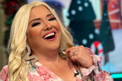 Me pica la lengua | Tras la cancelación del programa 'De boca en boca', la actriz parodió a la presentadora y reportera en la revista 'En contacto'.