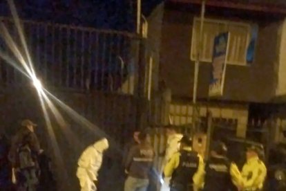 La víctima, de 26 años, habría muerto a manos por presuntos delincuentes que salían de una casa a la que ingresaron a robar.