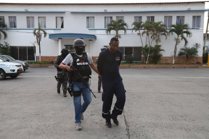 El hombre viajaba desde Esmeraldas hacia la urbe porteña, en una camioneta institucional.