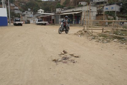 Al día siguiente del crimen todavía se observaban restos de sangre en el punto donde se cometió el asesinato.