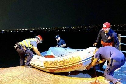 Bomberos duraneños lograron rescatar del agua a la ciudadana.