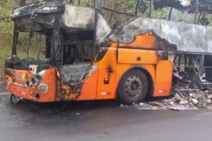 Bus se incendió y se quemaron hasta las maletas
