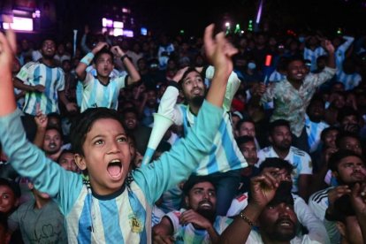 Miles de habitantes de Bangladés celebraron el triunfo que Argentina logró ante Polonia, en los octavos de final del Mundial de Catar.