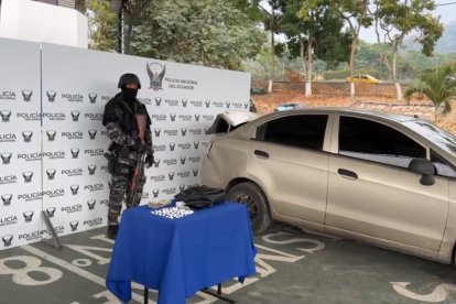 Imagen del carro, así como del dinero y los sobres con droga que decomisó la policía.