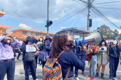 Las estudiantes de la Unidad Educativa Consejo Provincial exigen justicia por el caso de su compañera que habría sido abusada sexualmente.