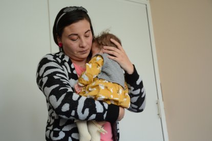 Únicamente los brazos de mamá calman momentáneamente a Antonella.