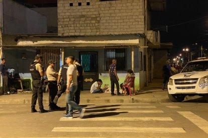 Parientes de Washington Javier Bravo lo hallaron tirado en la entrada de una casa.