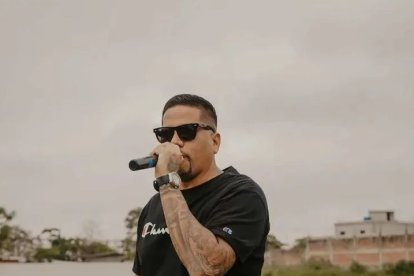 Gracias a la  música se compró un carro, casa y puso su restaurante.