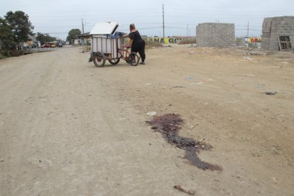 En el sitio aún se  observaba el rastro que dejó el cuerpo sobre la tierra.