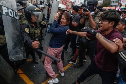 Los cuerpos de la Policía Nacional de Perú (PNP) han tenido que intervenir con gases lacrimógenos y detener a algunos de los manifestantes.