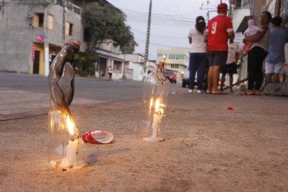 Dos velas fueron prendidas en la acera que fue baleado Fajardo, en el sur de Guayaquil.
