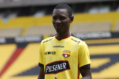 Janner Corozo fue presentado como nuevo jugador de Barcelona.