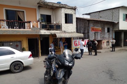 Agentes de Criminalística y de la Dinased de Salitre inspeccionaron la vivienda donde se produjo el ataque.