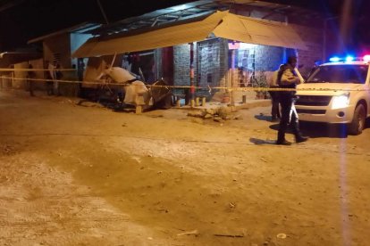 En el portal de una tienda del barrio Rosa Paredes, cayó asesinado Derian Ricardo Zambrano.