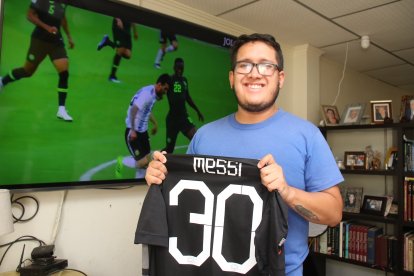 Álex Sánchez 
espera ver salir campeón a Lionel Messi con la selección argentina, en el Mundial de Catar.