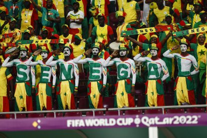 Varios hinchas de Senegal se pintaron el cuerpo de blanco para protegerse del maleficio que le hicieron a la Tri.