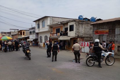 Agentes de Criminalística y de la Dirección de Muertes Violentas (Dinased) de Salitre revisaban el área.