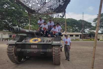 Los 'veteranos' de la leva del 56 recordaron sus viejos tiempos sobre una tanqueta.