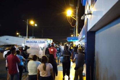 A la mujer en el sector barrial la conocían como 'la negrita' y laboraba alquilando parasoles en el balneario de Salinas.