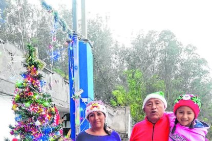 Juana Guerrero Terán junto a su hija, con el Diario que les hizo ganar 200 dólares.