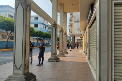 Agentes policiales llegaron al punto para retirar el cadáver.
