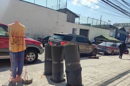 Al frente de la cárcel es común ver que se encuentran a la venta colchones de esponja y ropa para los internos.